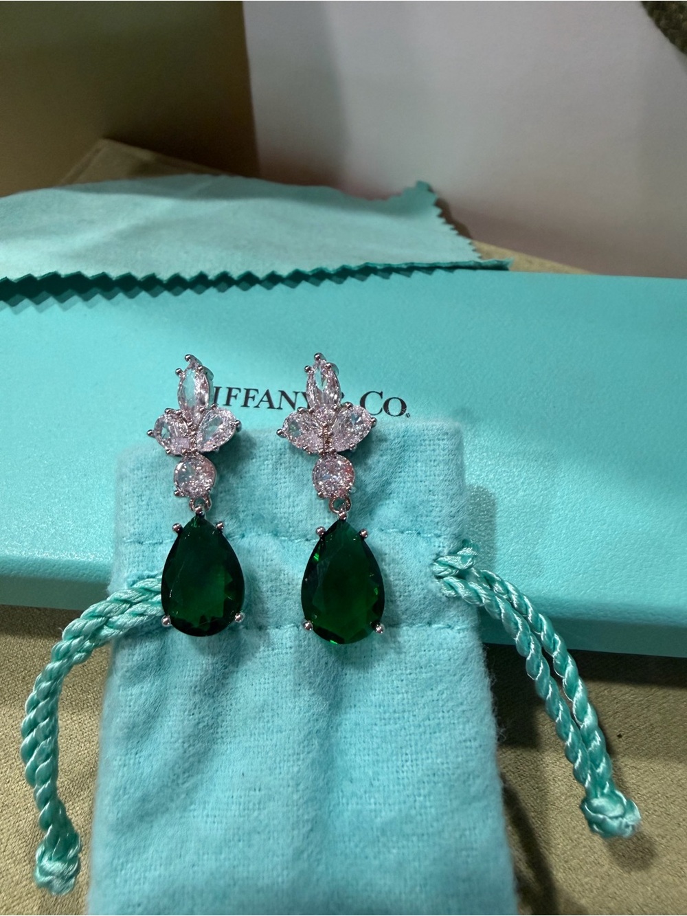 $2,000 Emerald Green Earrings 14k